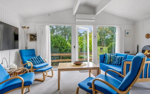 Ayo - 200M from the Sea: Möbel, Interior Design, Holz, Decke, Stuhl, Flooring, Couch, Fussboden, Wohnzimmer, Zimmer