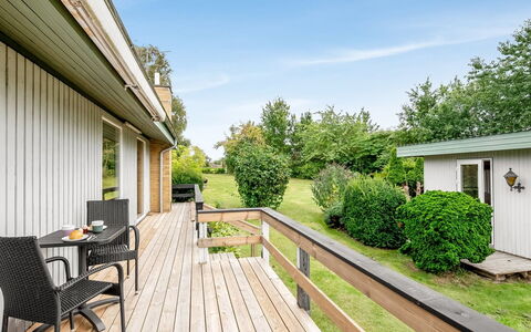 Ayo - 200M from the Sea: Strauch, Planke, Hütte, Deck, Hartholz, Garten, Veranda, Landscaping, Holzbeize, Garten