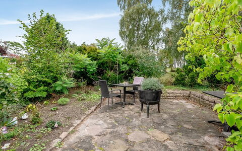 Ayo - 200M from the Sea: Vegetation, Strauch, Garten, Pflanzengemeinschaft, Ground, Flagstone, Schatten, Landscaping, Hinterhof