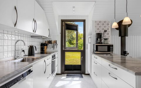 Emiljan - from the Sea: Küche, Countertop, Küchengerät, Holz, Interior Design, Flooring, Major Appliance, Möbel, Decke, Cabinetry
