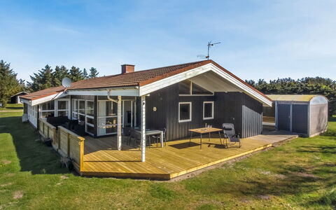Peder - 700M from the Sea: Holz, Möbel, Wohnung, Zimmer, Decke, Holzbeize, Stuhl, Hartholz, Lack, Holz
