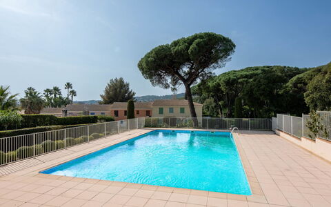Les Pins Bleus: Schwimmbad, Schatten, Resort, Landscaping, Estate, Eco Hotel, Zaun, Hazienda, Hotel