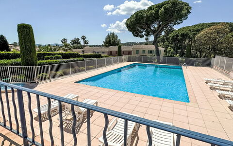Les Pins Bleus App.02: Schwimmbad, Verbundwerkstoff, Schatten, Garten, Landscaping, Resort, Estate, Zaun, Garten, Hazienda