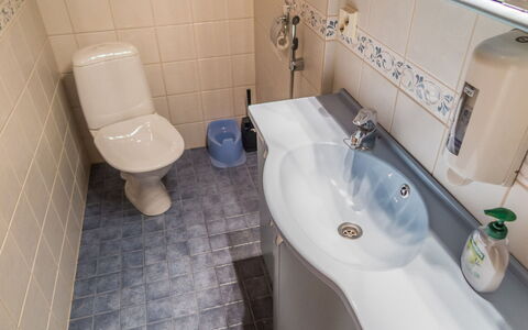 Tahkon Polar: Badezimmer, Bad Sink, Armatur, Sinken, Toilleten Sitz, Toilette, Flooring, Zapfhahn, Fussboden, Installation