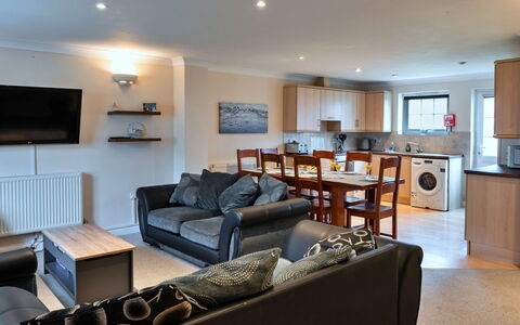 Atlantic 55: Möbel, Interior Design, Couch, Zuhause, Wohnzimmer, Wohnung, Zimmer, Fernsehen