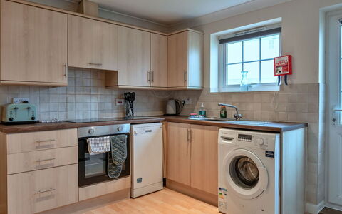 Atlantic 55: Waschmaschine, Major Appliance, Flooring, Küchengerät, Holz, Interior Design, Cabinetry, Fussboden, Küche, Countertop