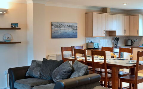 Atlantic 55: Möbel, Interior Design, Holz, Flooring, Fussboden, Tabelle, Couch, Zimmer, Decke, Wohnzimmer