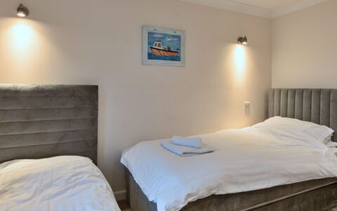 Atlantic 55: Bett, Schlafzimmer, Bedding, Bettdecke, Interior Design, Holz, Möbel, Fussboden, Flooring, Bettrahmen
