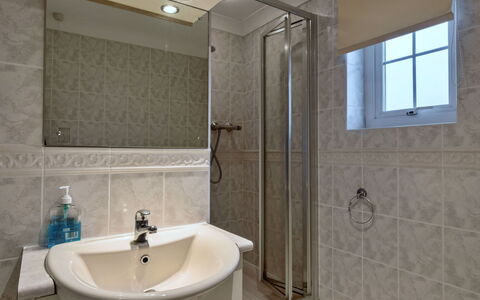 Atlantic 55: Badezimmer, Armatur, Sinken, Bad Sink, Flooring, Interior Design, Fussboden, Zapfhahn, Installation, Spiegel