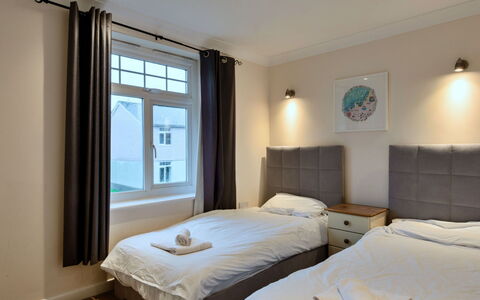Atlantic 55: Bett, Schlafzimmer, Bedding, Interior Design, Bettdecke, Holz, Möbel, Fussboden, Zimmer, Decke