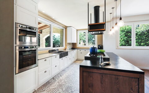 Villa Carciofa: Küche, Countertop, Interior Design, Küchengerät, Cabinetry, Holz, Decke, Flooring, Möbel, Light Fixture