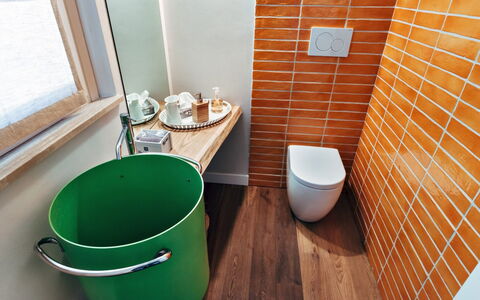 Villa Carciofa: Toilleten Sitz, Flooring, Fussboden, Toilette, Badezimmer, Armatur, Fliese, Installation, Keramik, Holzbeize