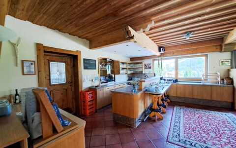 Auffach 645: Holz, Küche, Decke, Countertop, Möbel, Cabinetry, Zimmer, Hartholz, Strahl, Holzbeize