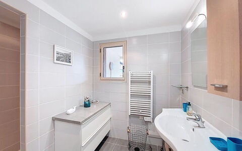 Agnaredda: Interior Design, Armatur, Badezimmer, Flooring, Sinken, Bad Sink, Fussboden, Zapfhahn, Badezimmerschrank, Decke