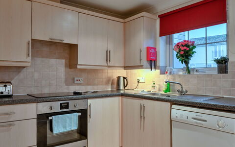 2 Chy Lowen: Küchengerät, Küche, Countertop, Cabinetry, Major Appliance, Interior Design, Möbel, Flooring, Haushaltsgerät, Sinken