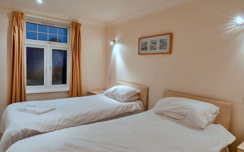 2 Chy Lowen: Schlafzimmer, Bett, Bettdecke, Bedding, Interior Design, Bettrahmen, Zimmer, Decke, Matratze, Linens