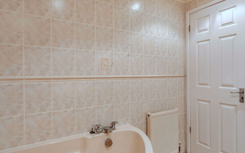 2 Chy Lowen: Wand, Flooring, Badezimmer, Fussboden, Armatur, Interior Design, Installation, Decke, Zimmer, Fliese