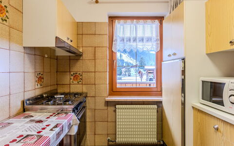 Cristina: Küche, Holz, Major Appliance, Küchengerät, Interior Design, Decke, Flooring, Countertop, Zimmer, Cabinetry