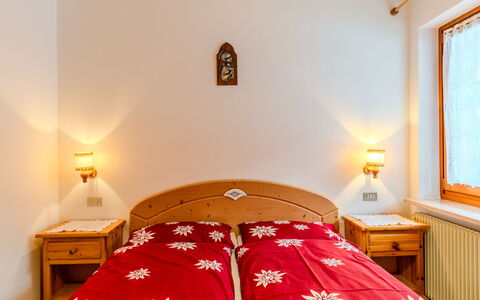 Cristina: Holz, Schlafzimmer, Bett, Interior Design, Decke, Möbel, Bettdecke, Bedding, Bettrahmen, Zimmer