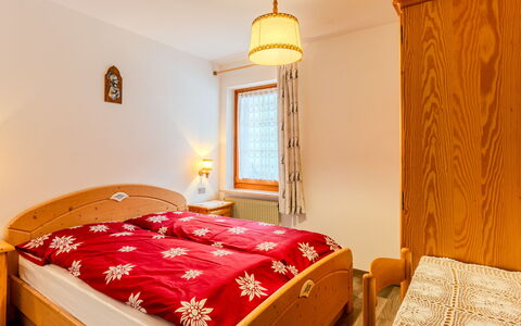 Cristina: Holz, Interior Design, Zuhause, Schlafzimmer, Möbel, Bett, Bettdecke, Bettrahmen, Bedding, Hartholz
