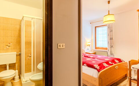 Cristina: Interior Design, Bett, Schlafzimmer, Möbel, Holz, Decke, Bettdecke, Zimmer, Fussboden, Bedding