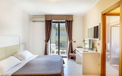 Rina Sea Apartments 600.1: Wohnung, Balkon, Hotel, Bett, Resort, Bettrahmen, Schlafzimmer, Penthouse, Suite