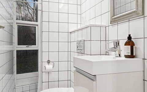 Ordan - 140M to the Fjord: Wand, Badezimmer, Armatur, Flooring, Interior Design, Fussboden, Toilette, Installation, Fliese, Toilleten Sitz