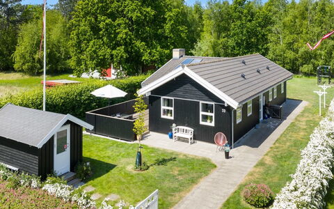 Merrit - 280M from the Sea: Haus, Dach, Zuhause, Wohngebiet, Hütte, Estate, Landscaping, Garten, Rasen, Vorort