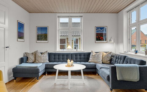 Hanni - 600M from the Sea: Möbel, Interior Design, Zuhause, Fussboden, Flooring, Wohnzimmer, Couch, Wohnung