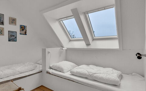 Hanni - 600M from the Sea: Holz, Schlafzimmer, Bett, Interior Design, Fussboden, Möbel, Decke, Flooring, Bedding, Dachboden