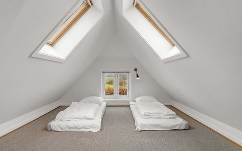Hanni - 600M from the Sea: Holz, Decke, Fussboden, Interior Design, Flooring, Dachboden, Zimmer, Schlafzimmer, Daylighting, Bett