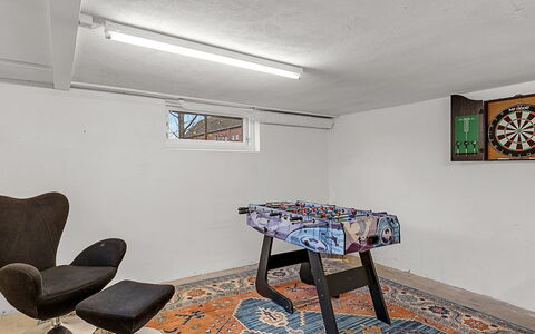 Hanni - 600M from the Sea: Möbel, Flooring, Fussboden, Interior Design, Beleuchtung, Decke, Zimmer, Stuhl, Light Fixture, Wohnzimmer