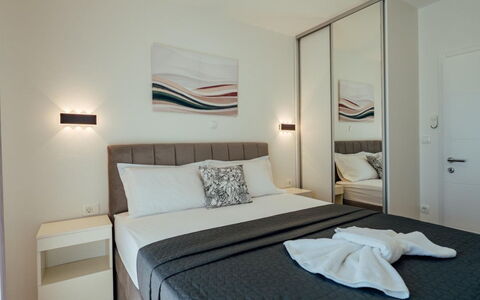 Villa Budimir: Interior Design, Möbel, Schlafzimmer, Bett, Fussboden, Flooring, Zimmer, Bedding, Kissen, Dekokissen