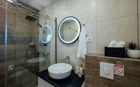 Villa Budimir: Badezimmer, Armatur, Flooring, Interior Design, Bad Sink, Fussboden, Sinken, Zapfhahn, Spiegel, Toilette