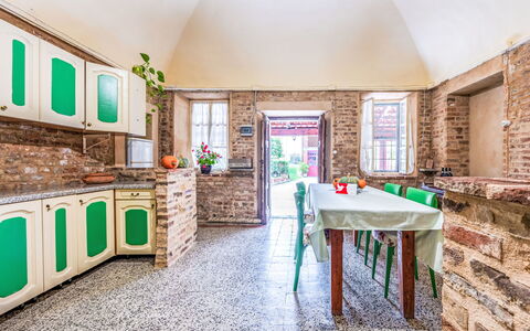 Penango 200: Stuhl, Backstein, Zimmerpflanze, Fliese, Küche & Esszimmer Tisch, Countertop, Küche, Villa