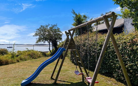 Rajna - 30M from the Sea: Möbel, Holz, Interior Design, Flooring, Fussboden, Stuhl, Zimmer, Decke, Wohnzimmer, Wohnung