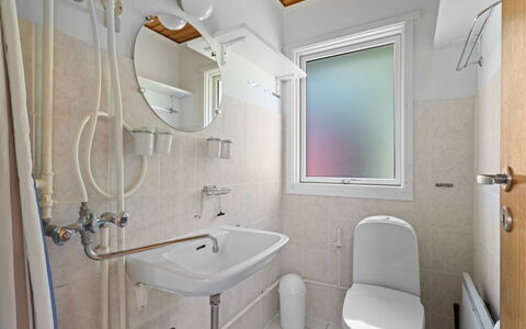 Rajna - 30M from the Sea: Badezimmer, Bad Sink, Armatur, Wand, Toilette, Sinken, Toilleten Sitz, Interior Design, Flooring, Fussboden