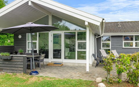 Moa - 350M from the Sea: Möbel, Holz, Interior Design, Flooring, Fussboden, Stuhl, Zimmer, Decke, Wohnzimmer, Wohnung