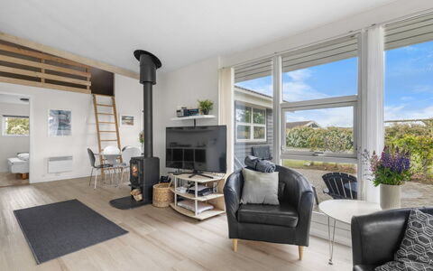 Moa - 350M from the Sea: Möbel, Holz, Interior Design, Flooring, Fussboden, Stuhl, Zimmer, Decke, Wohnzimmer, Wohnung