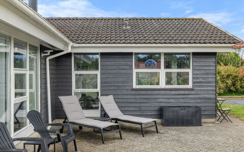 Moa - 350M from the Sea: Möbel, Holz, Interior Design, Flooring, Fussboden, Stuhl, Zimmer, Decke, Wohnzimmer, Wohnung