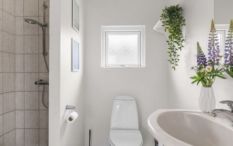 Moa - 350M from the Sea: Toilleten Sitz, Badezimmer, Toilette, Armatur, Interior Design, Wand, Flooring, Fussboden, Weiss, Sinken