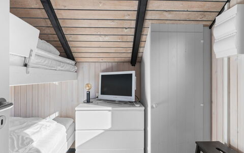 Allin - 350M from the Sea: Holz, Schlafzimmer, Interior Design, Fussboden, Bett, Flooring, Zimmer, Möbel, Decke, Etagenbett