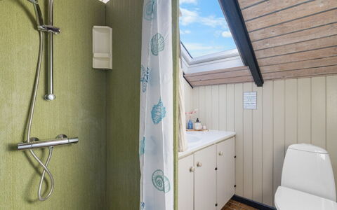Allin - 350M from the Sea: Badezimmer, Armatur, Sinken, Interior Design, Flooring, Bad Sink, Zapfhahn, Fussboden, Installation, Toilette