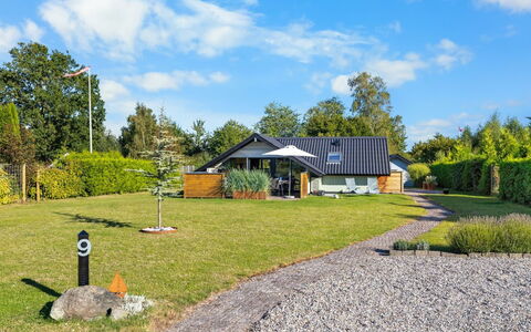 Allin - 350M from the Sea: Gras, Dach, Haus, Zuhause, Strauch, Wohngebiet, Hütte, Grundstueck, Garten