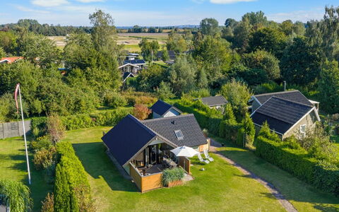 Allin - 350M from the Sea: Dach, Haus, Wohngebiet, Zuhause, Hütte, Ländliches Gebiet, Estate, Rasen, Garten, Vorort