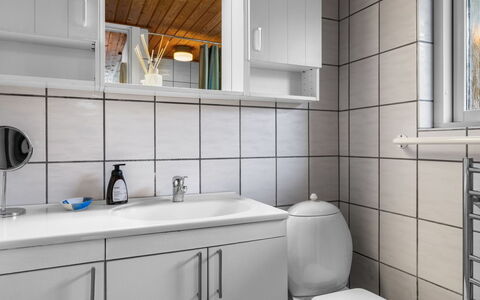 Nedelko - 20M from the Sea: Sinken, Armatur, Wand, Bad Sink, Flooring, Interior Design, Badezimmer, Fussboden, Zapfhahn, Badezimmerschrank