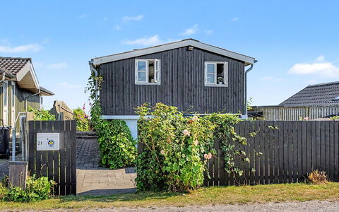 Nedelko - 20M from the Sea: Haus, Dach, Wohngebiet, Zuhause, Die Architektur, Grundstueck, Hütte, Abstellgleis, Garten, Vorort