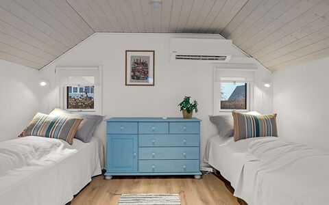 Solvejg - 280M from the Sea: Möbel, Interior Design, Flooring, Fussboden, Schlafzimmer, Holz, Decke, Bett, Zimmer, Beleuchtung