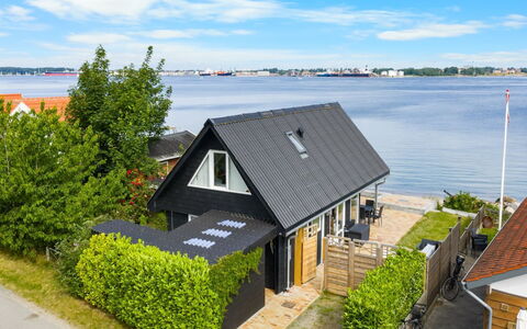 Yngvy - 10M from the Sea: Haus, Dach, Zuhause, Hütte, Strauch, Ground, Estate, Bauernhaus, Abstellgleis, Gartenbauten