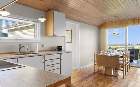 Astrath - 10M from the Sea: Küche, Flooring, Interior Design, Countertop, Möbel, Fussboden, Holz, Decke, Light Fixture, Cabinetry
